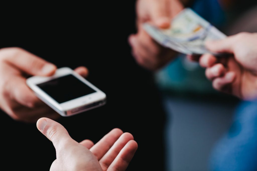Sprzedaż telefonu kupionego na firmę – jak rozliczyć podatek?